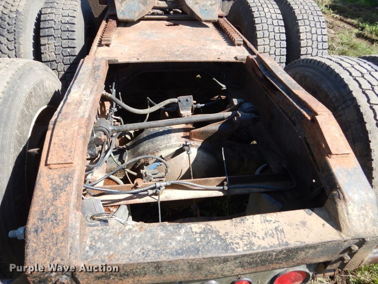 image for item GA9137 1990 International 9300  semi truck