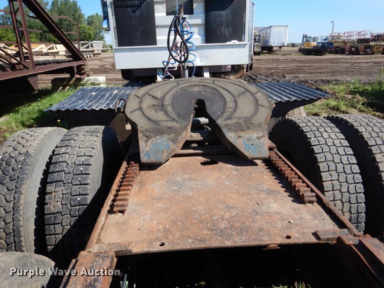 image for item GA9137 1990 International 9300  semi truck