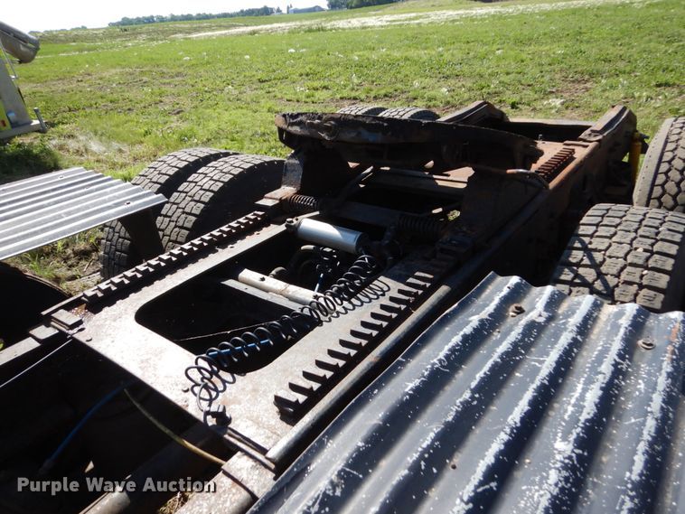 image for item GA9137 1990 International 9300  semi truck