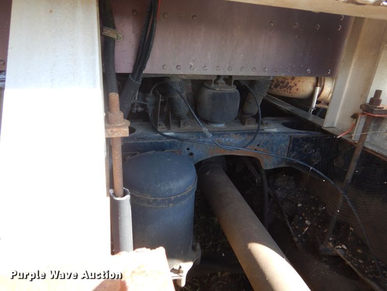 image for item GA9137 1990 International 9300  semi truck