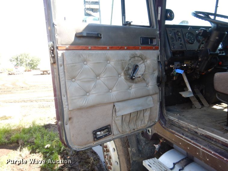 image for item GA9137 1990 International 9300  semi truck