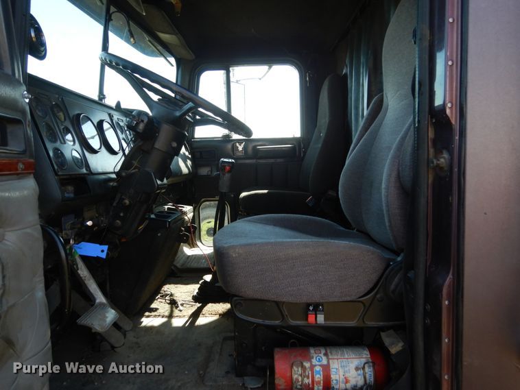 image for item GA9137 1990 International 9300  semi truck