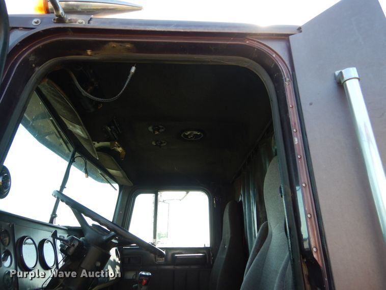 image for item GA9137 1990 International 9300  semi truck