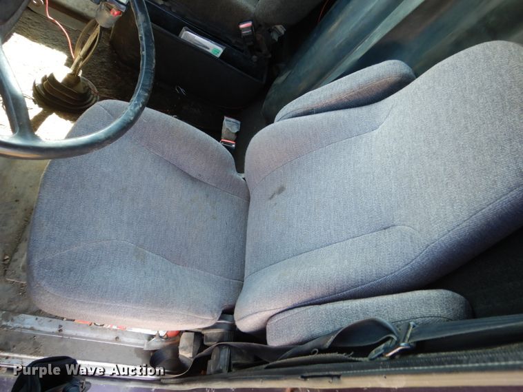 image for item GA9137 1990 International 9300  semi truck