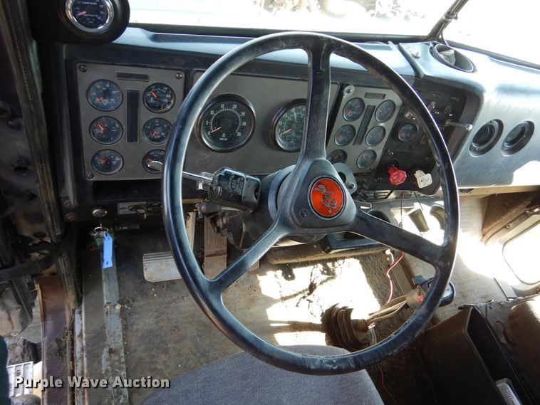 image for item GA9137 1990 International 9300  semi truck