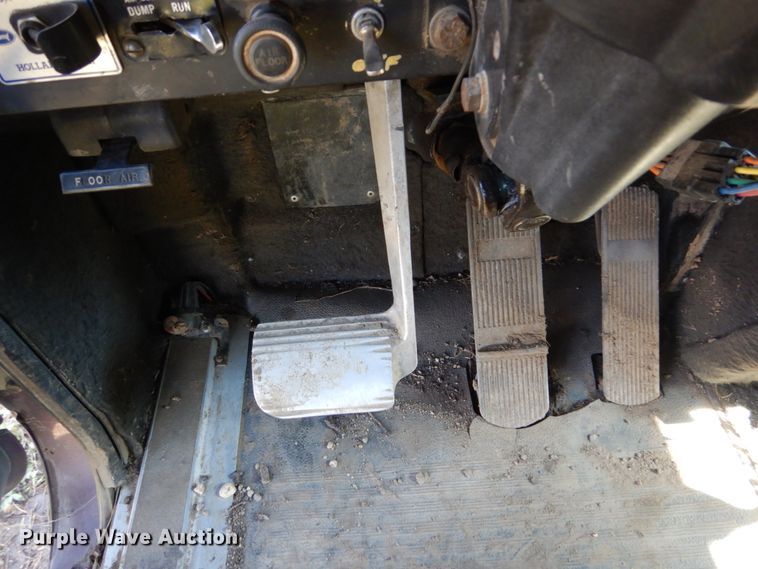 image for item GA9137 1990 International 9300  semi truck