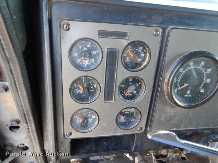 image for item GA9137 1990 International 9300  semi truck