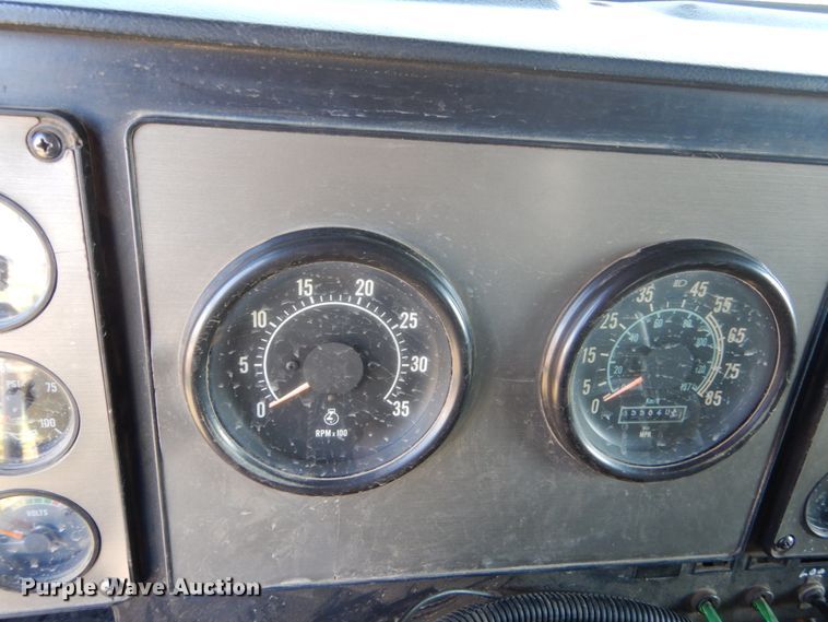 image for item GA9137 1990 International 9300  semi truck