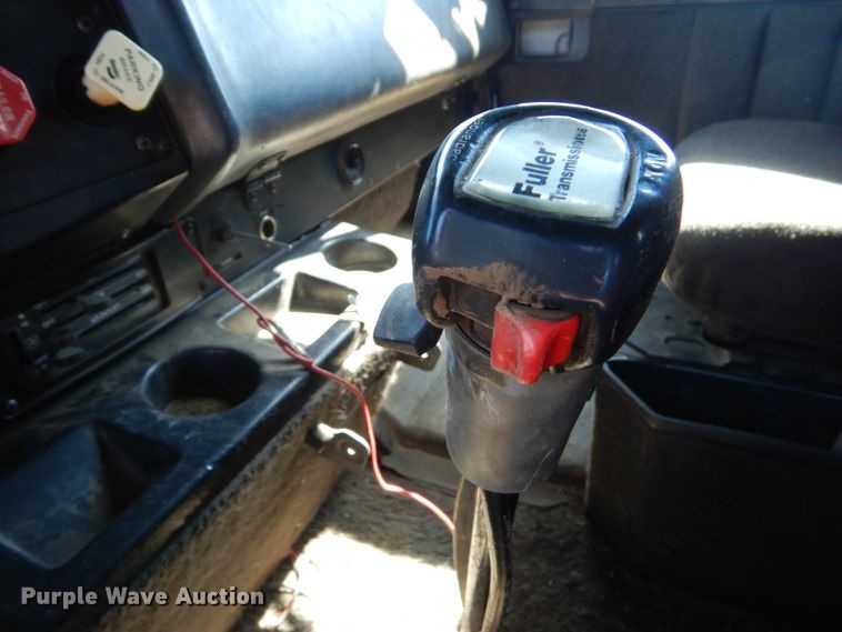 image for item GA9137 1990 International 9300  semi truck