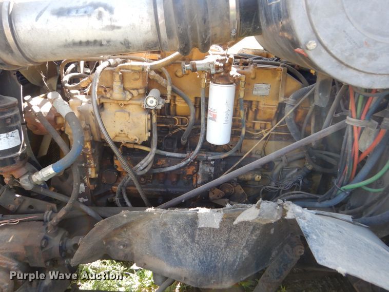 image for item GA9137 1990 International 9300  semi truck