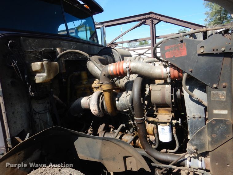 image for item GA9137 1990 International 9300  semi truck