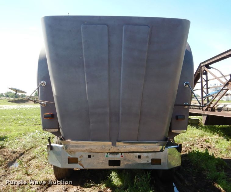 image for item GA9137 1990 International 9300  semi truck