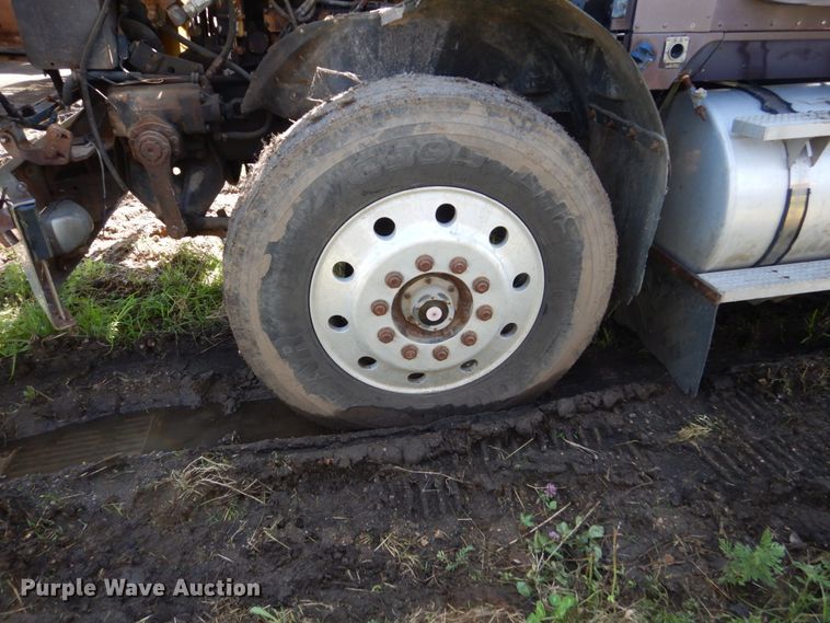 image for item GA9137 1990 International 9300  semi truck