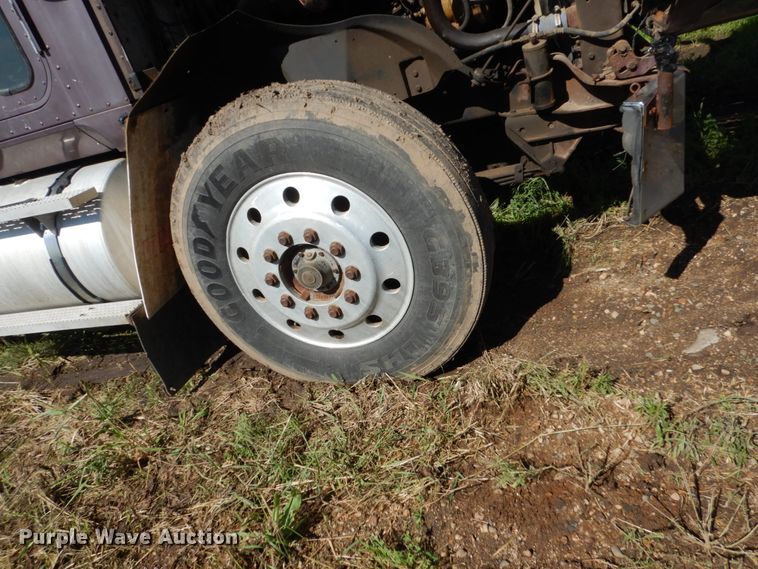 image for item GA9137 1990 International 9300  semi truck