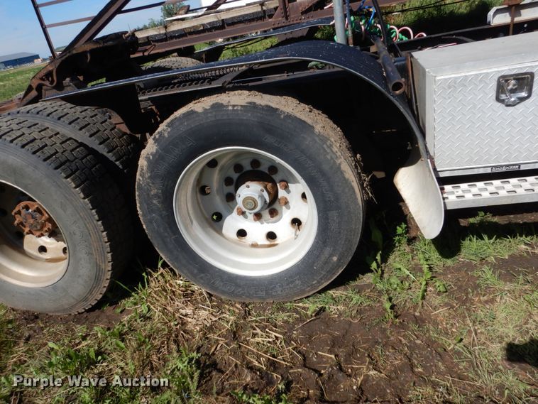 image for item GA9137 1990 International 9300  semi truck