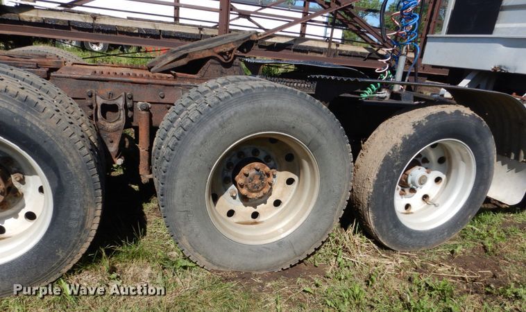 image for item GA9137 1990 International 9300  semi truck