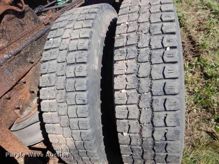 image for item GA9137 1990 International 9300  semi truck