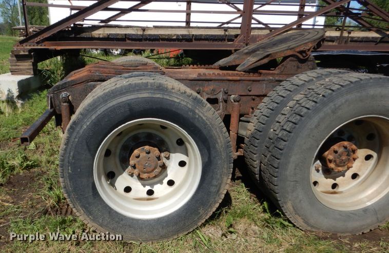 image for item GA9137 1990 International 9300  semi truck