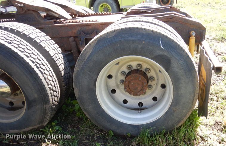 image for item GA9137 1990 International 9300  semi truck