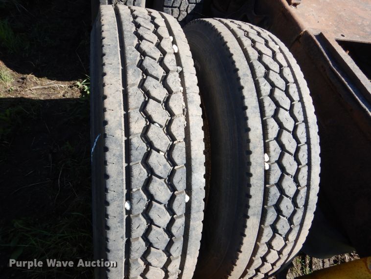 image for item GA9137 1990 International 9300  semi truck