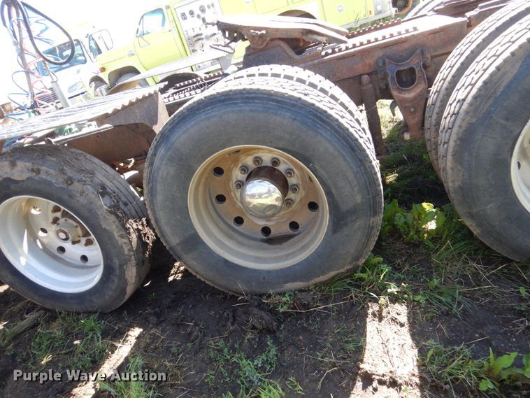 image for item GA9137 1990 International 9300  semi truck