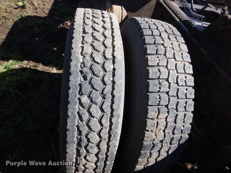 image for item GA9137 1990 International 9300  semi truck