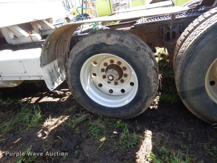 image for item GA9137 1990 International 9300  semi truck