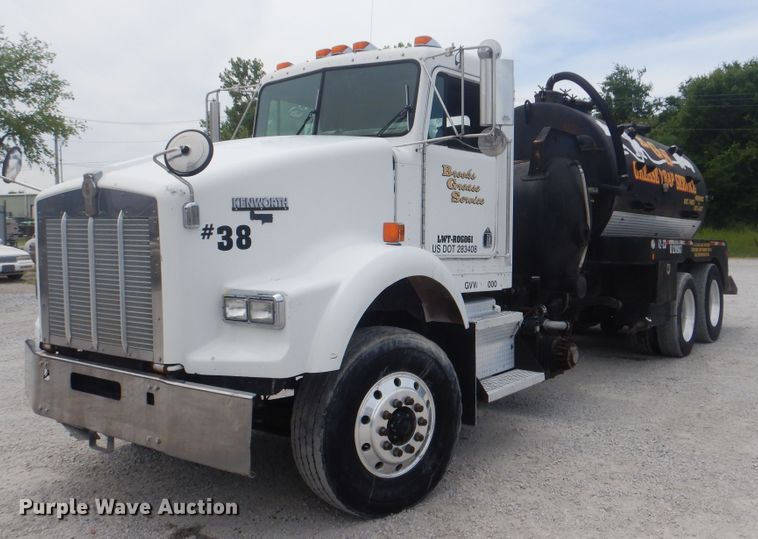 image for item GM9049 2000 Kenworth T800  tank truck