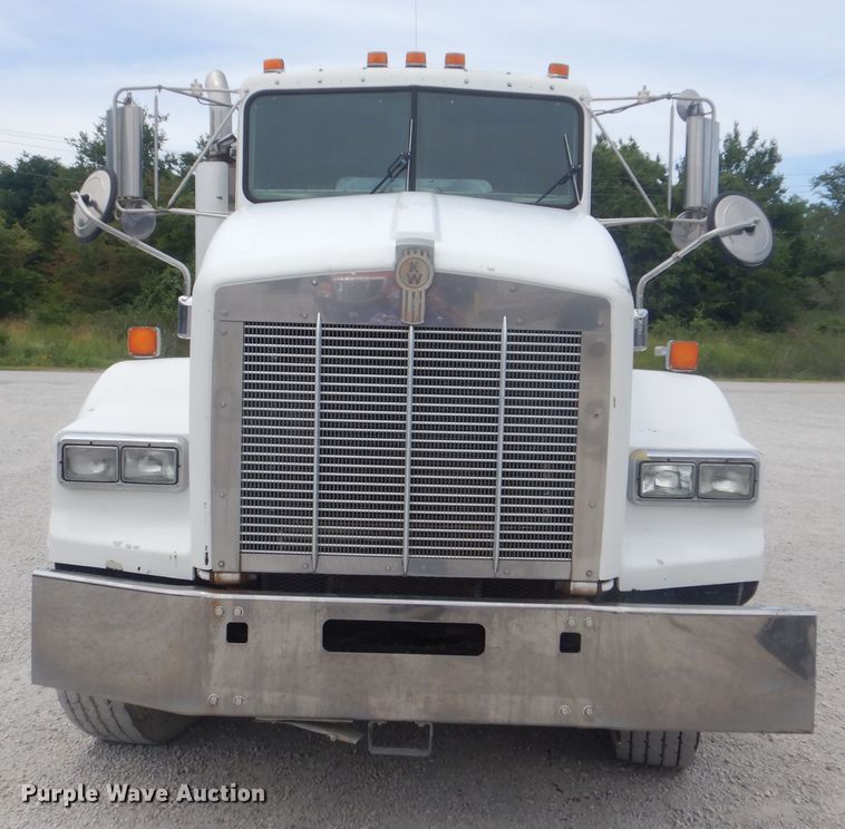 image for item GM9049 2000 Kenworth T800  tank truck