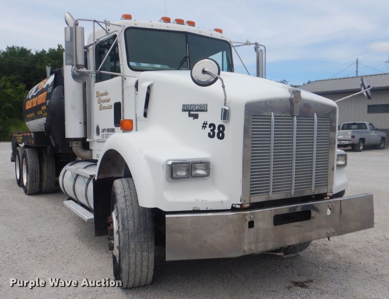 image for item GM9049 2000 Kenworth T800  tank truck