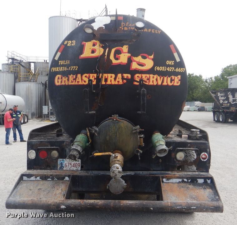 image for item GM9049 2000 Kenworth T800  tank truck