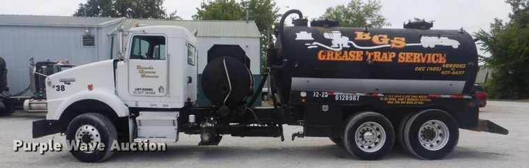 image for item GM9049 2000 Kenworth T800  tank truck