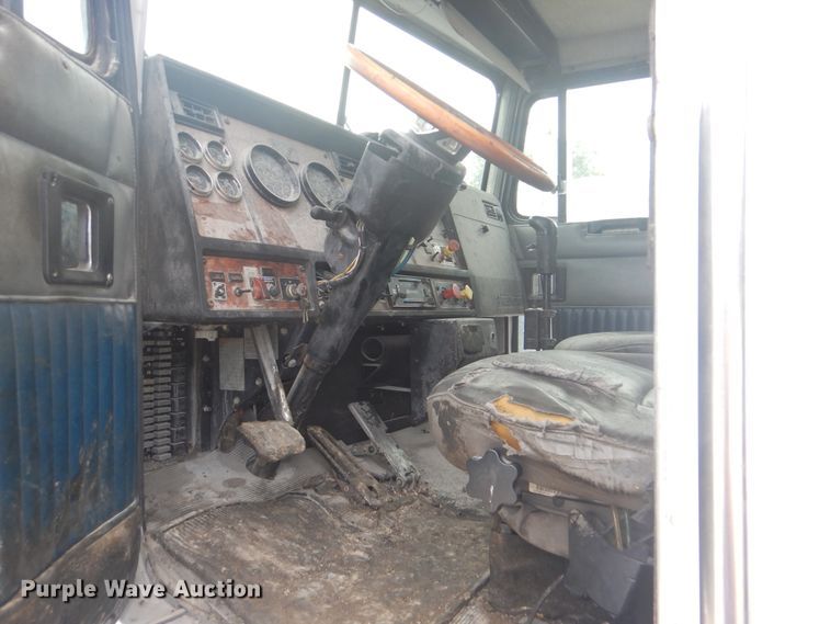 image for item GM9049 2000 Kenworth T800  tank truck