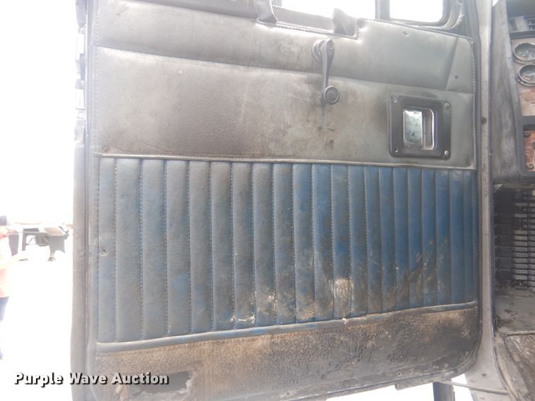 image for item GM9049 2000 Kenworth T800  tank truck