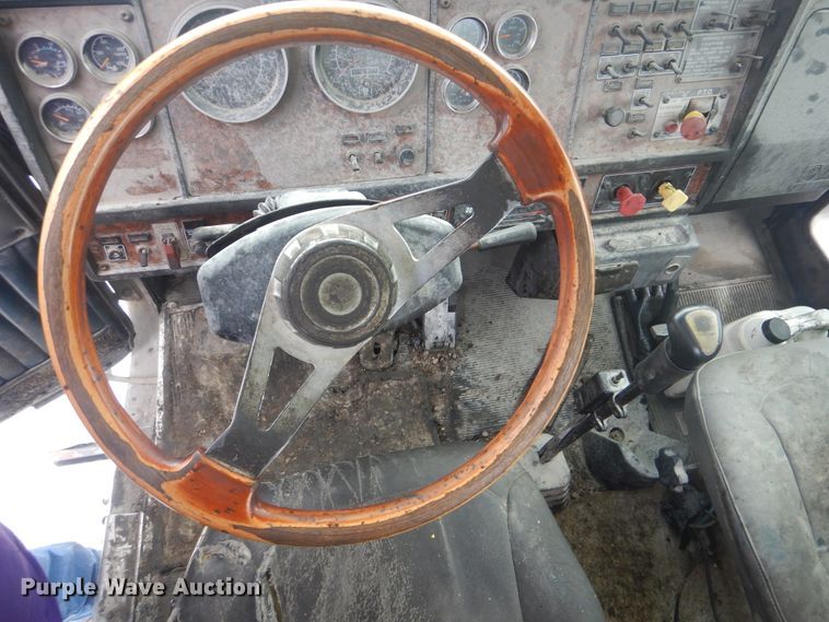 image for item GM9049 2000 Kenworth T800  tank truck