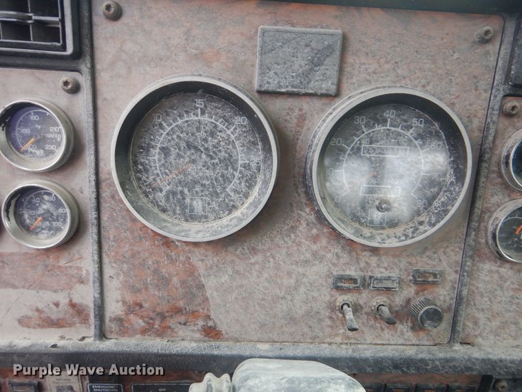 image for item GM9049 2000 Kenworth T800  tank truck