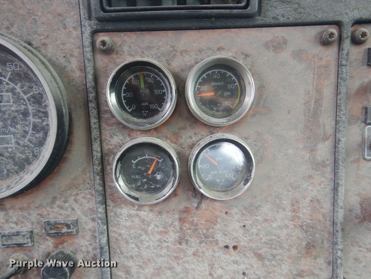 image for item GM9049 2000 Kenworth T800  tank truck