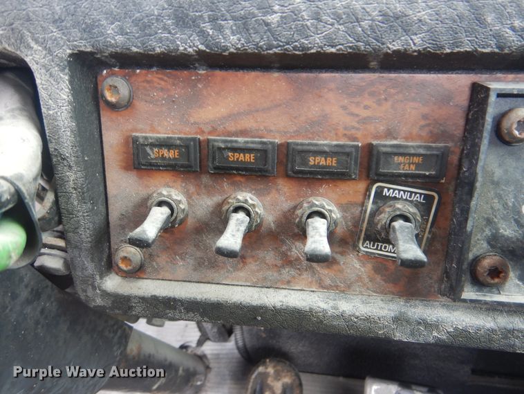 image for item GM9049 2000 Kenworth T800  tank truck