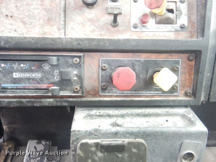 image for item GM9049 2000 Kenworth T800  tank truck