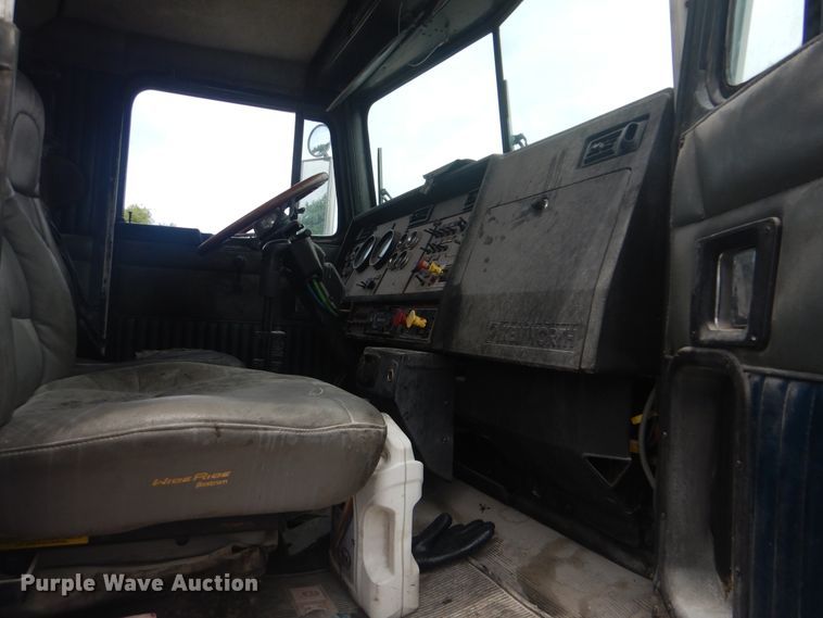 image for item GM9049 2000 Kenworth T800  tank truck