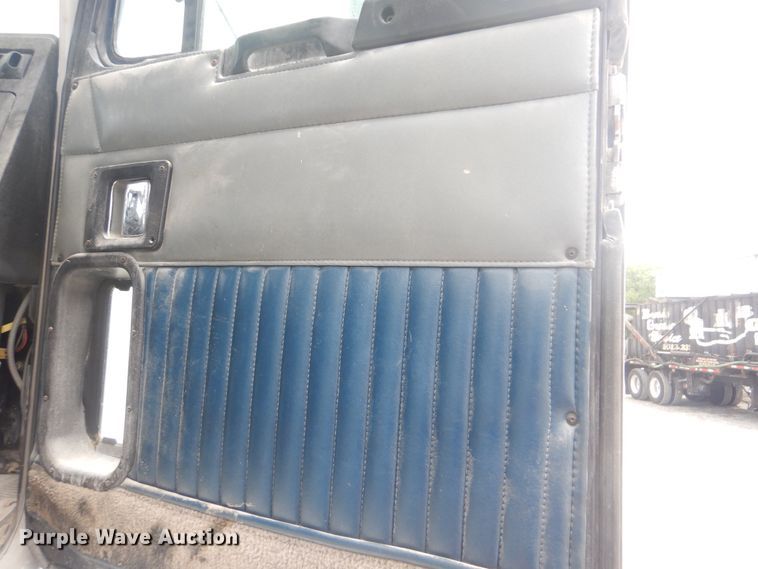 image for item GM9049 2000 Kenworth T800  tank truck