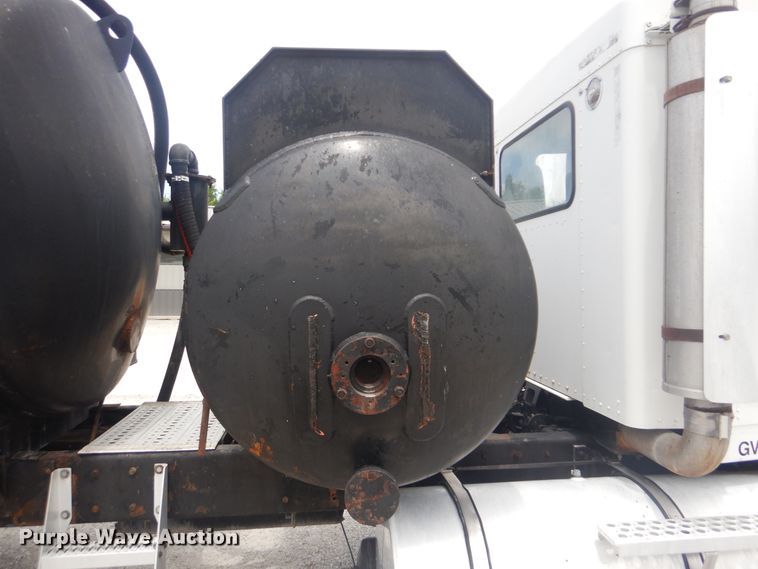 image for item GM9049 2000 Kenworth T800  tank truck