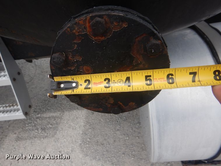 image for item GM9049 2000 Kenworth T800  tank truck