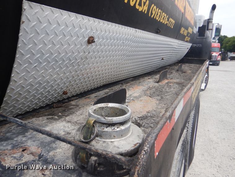 image for item GM9049 2000 Kenworth T800  tank truck