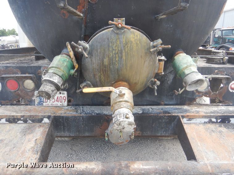 image for item GM9049 2000 Kenworth T800  tank truck