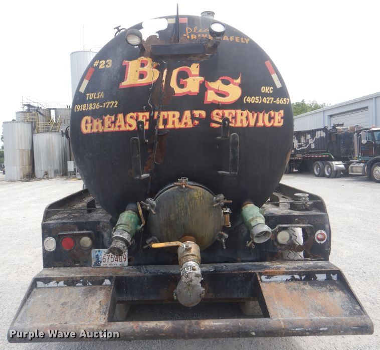 image for item GM9049 2000 Kenworth T800  tank truck