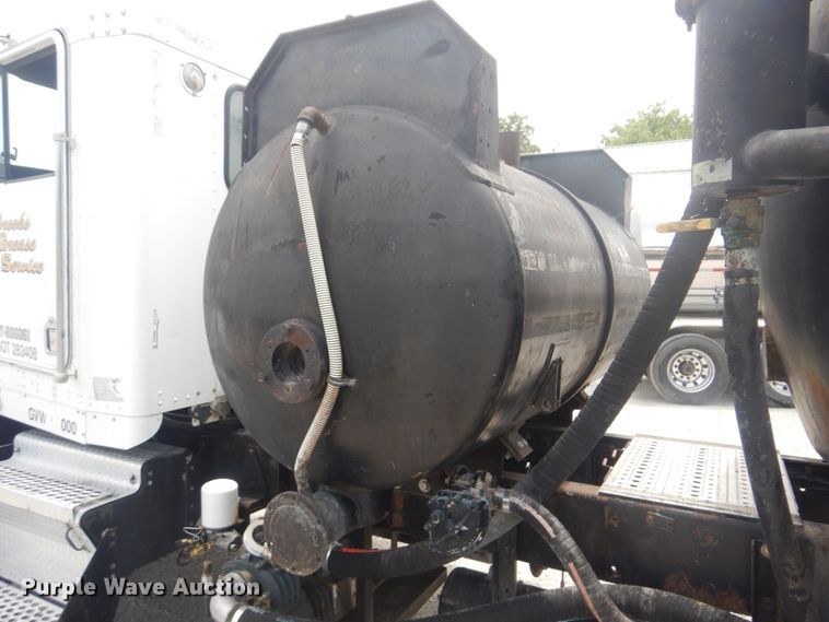 image for item GM9049 2000 Kenworth T800  tank truck