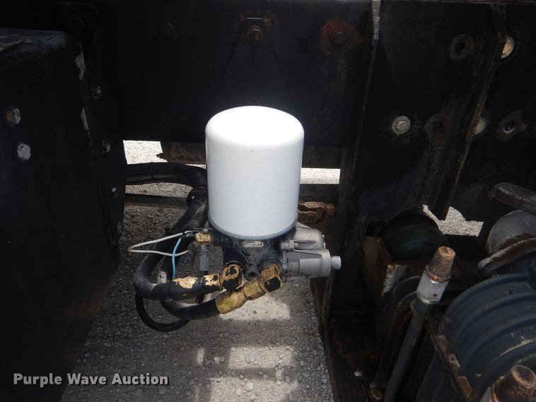 image for item GM9049 2000 Kenworth T800  tank truck