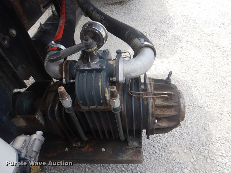 image for item GM9049 2000 Kenworth T800  tank truck