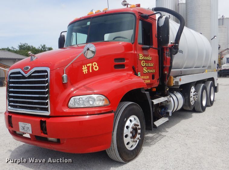 image for item GM9050 2003 Mack 600  tank truck